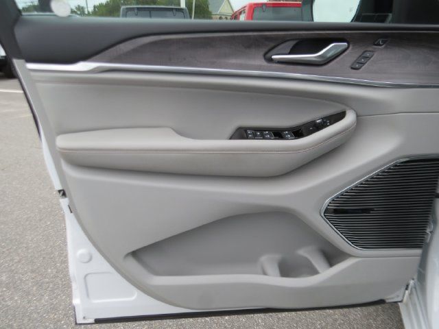 Used 2023 Jeep Grand Cherokee Overland w/ Adv Protech Group III AWD/4WD image 17