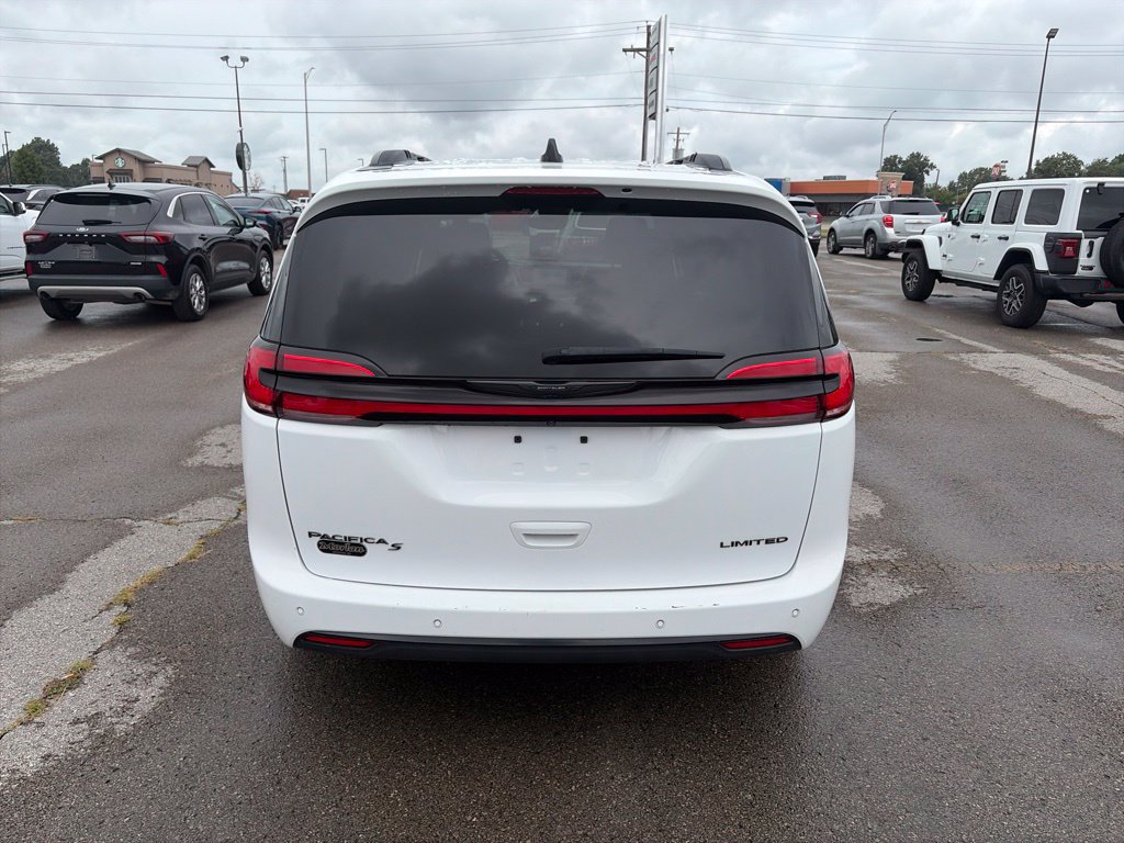 Used 2025 Chrysler Pacifica Limited FWD image 5