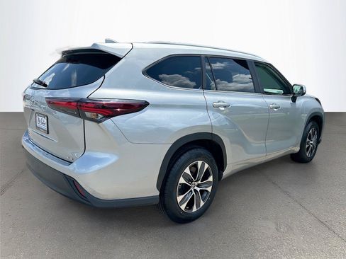 Used 2024 Toyota Highlander XLE FWD image 4