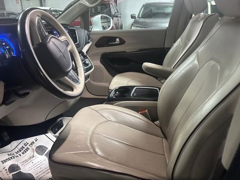 Used 2020 Chrysler Pacifica Limited image 10