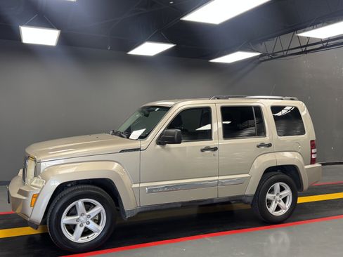Used 2011 Jeep Liberty Limited image 2