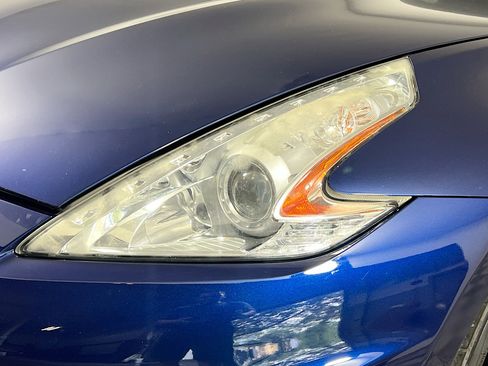 Used 2017 Nissan 370Z Coupe RWD image 12