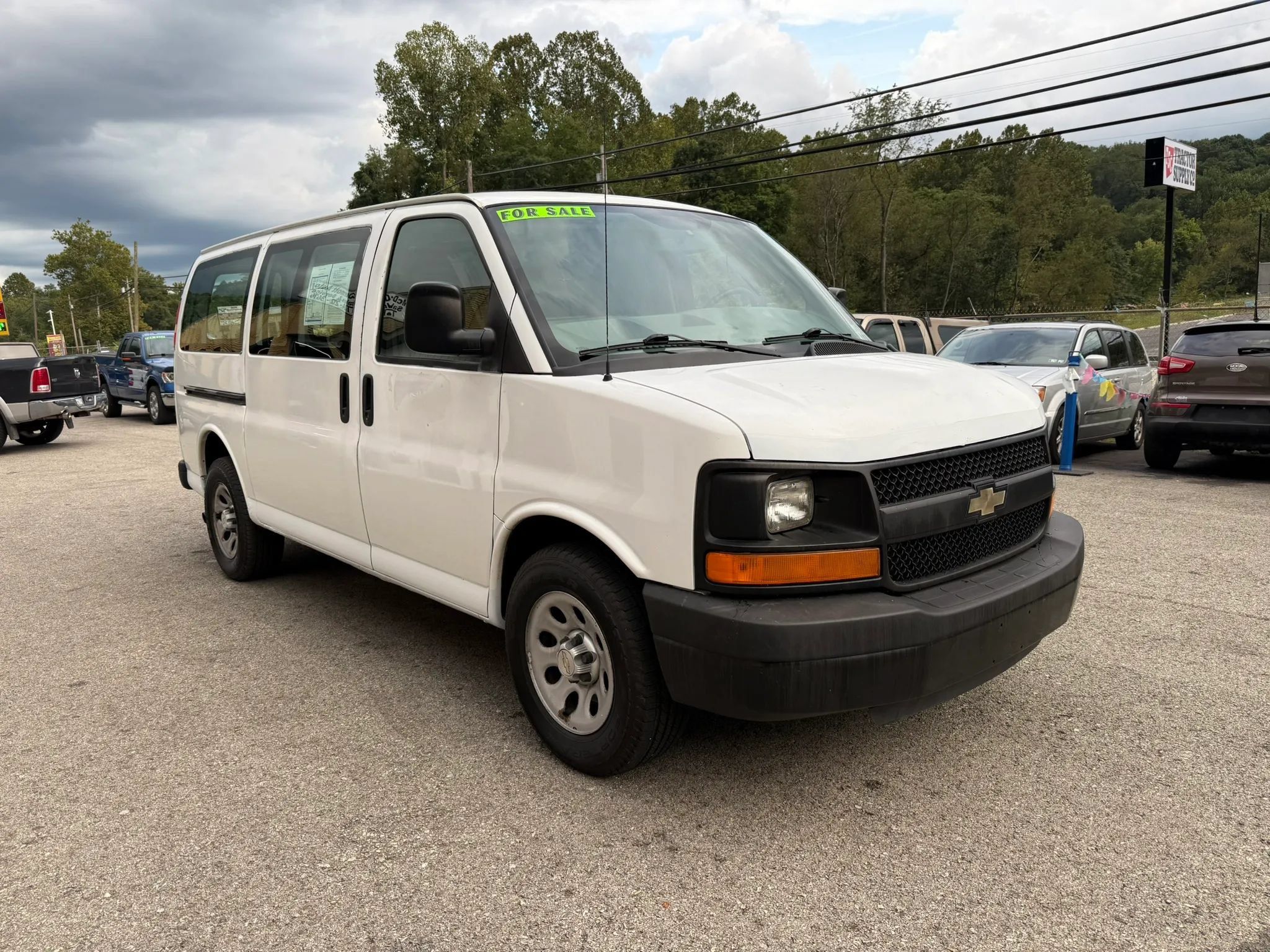 Used 2012 Chevrolet Express 1500 AWD image 3
