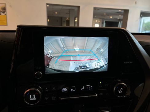 Used 2025 Toyota Highlander LE FWD image 25