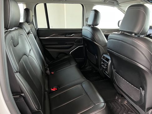 Used 2022 Jeep Grand Cherokee Limited w/ Trailer Tow Prep Group (B) AWD/4WD image 24
