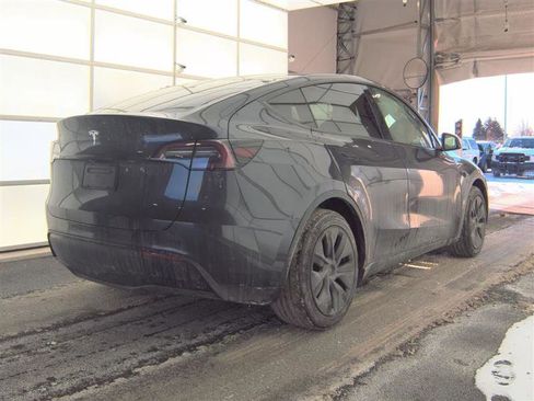 Used 2024 Tesla Model Y Standard Range image 7