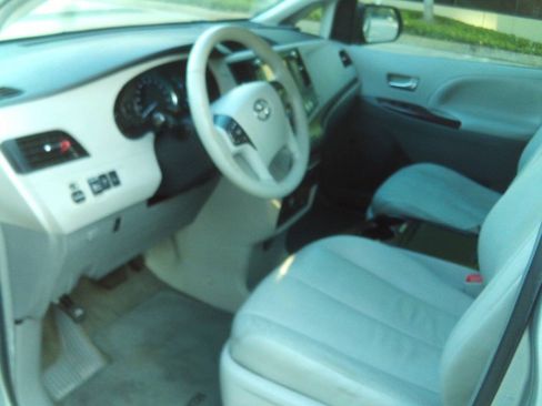 Used 2012 Toyota Sienna XLE w/ Premium Pkg FWD image 25
