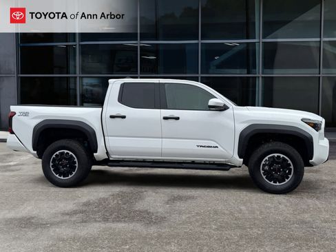 Used 2025 Toyota Tacoma TRD Off-Road AWD/4WD image 11