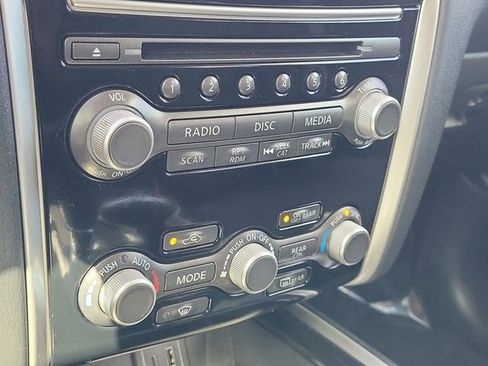 Used 2020 Nissan Pathfinder SV image 32