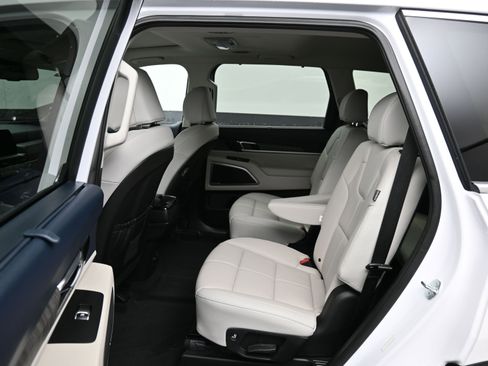 Used 2024 Kia Telluride EX w/ EX Captain's Chair Package image 18
