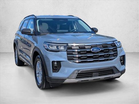 Used 2025 Ford Explorer Active w/ Active Comfort Package RWD image 3