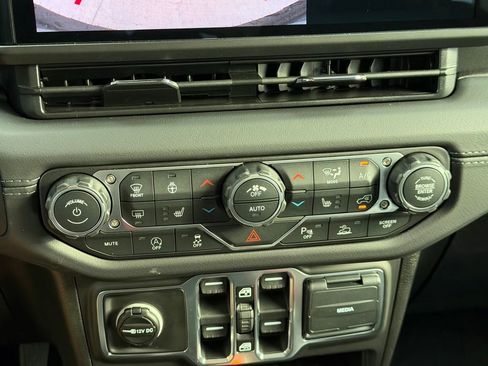 New 2026 Jeep Wrangler Unlimited Sahara AWD/4WD image 18