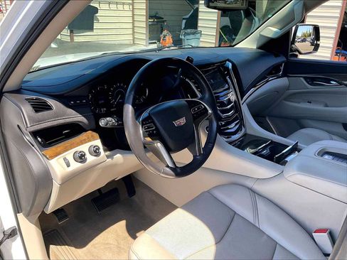 Used 2019 Cadillac Escalade Luxury AWD/4WD image 16