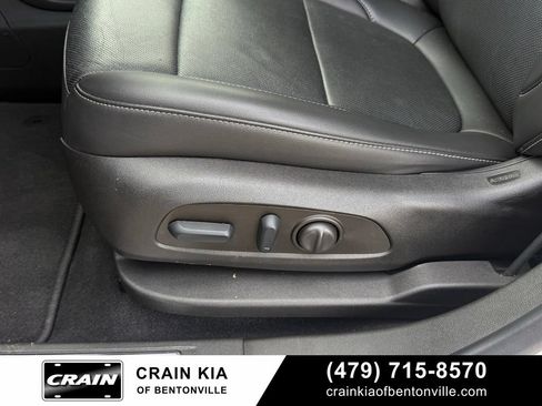 Used 2023 GMC Acadia SLT w/ Elevation Edition FWD image 11