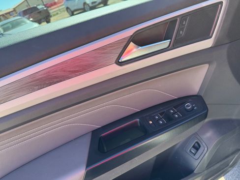 Used 2021 Volkswagen Atlas Cross Sport SE image 11