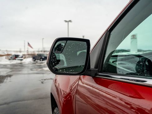 Used 2015 GMC Canyon SLE image 16