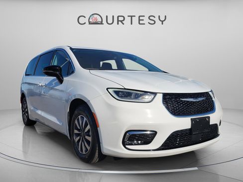 Used 2024 Chrysler Pacifica Select image 6