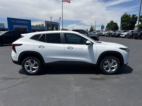 New 2026 Chevrolet Trax LS w/ LS Convenience Package FWD image 8