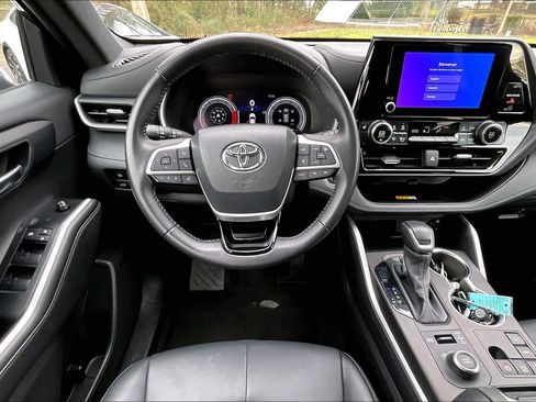 Certified 2025 Toyota Highlander XSE image 6