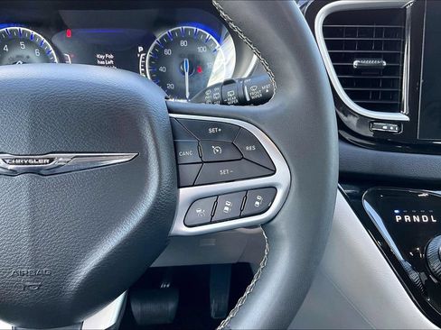 Certified 2024 Chrysler Pacifica Touring-L FWD image 11
