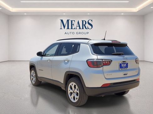 Used 2025 Jeep Compass Latitude AWD/4WD image 3