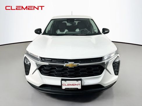 Used 2024 Chevrolet Trax LS w/ Driver Confidence Package FWD image 3