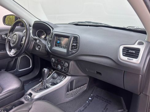 Used 2020 Jeep Compass Latitude w/ Cold Weather Group AWD/4WD image 13