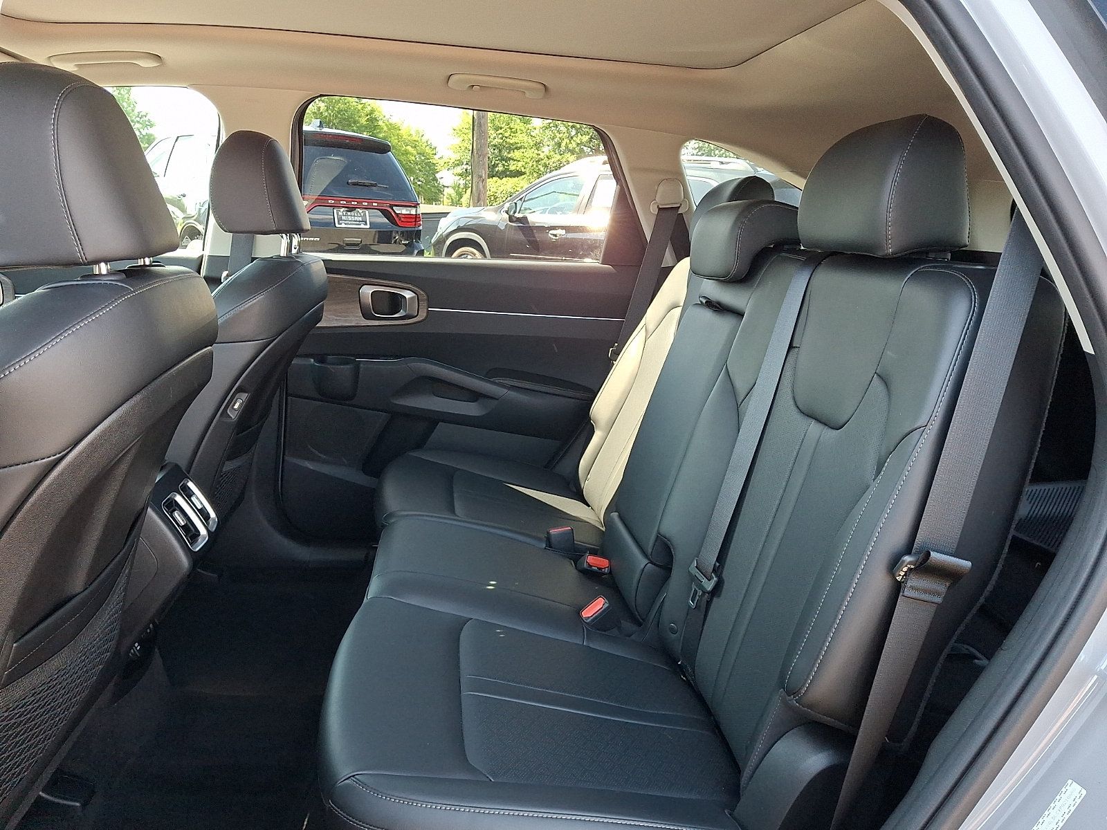 Used 2023 Kia Sorento S w/ Panoramic Sunroof Package AWD/4WD image 12
