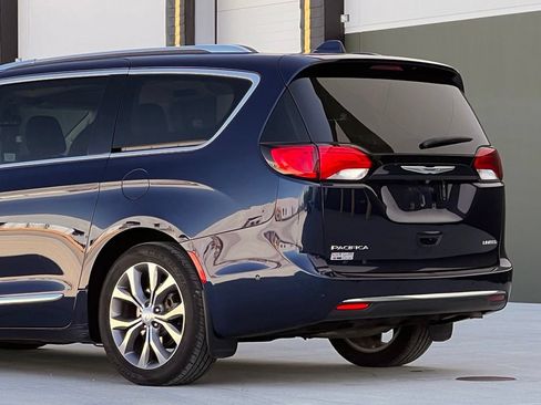 Used 2019 Chrysler Pacifica Limited w/ Tire & Wheel Group FWD image 8