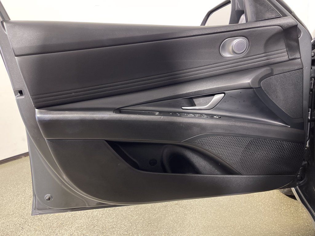 Certified 2025 Hyundai Elantra SEL FWD image 20