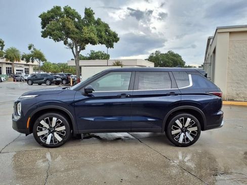 Used 2025 Mitsubishi Outlander SE FWD image 2