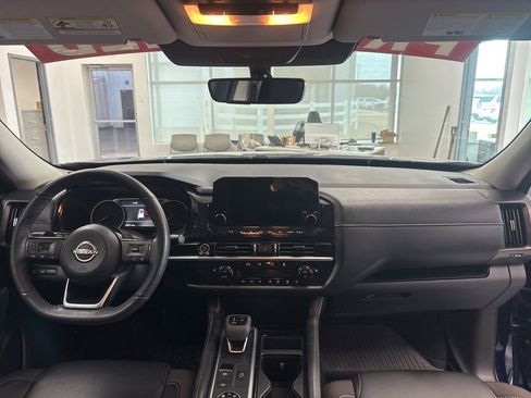 Used 2024 Nissan Pathfinder SL image 11