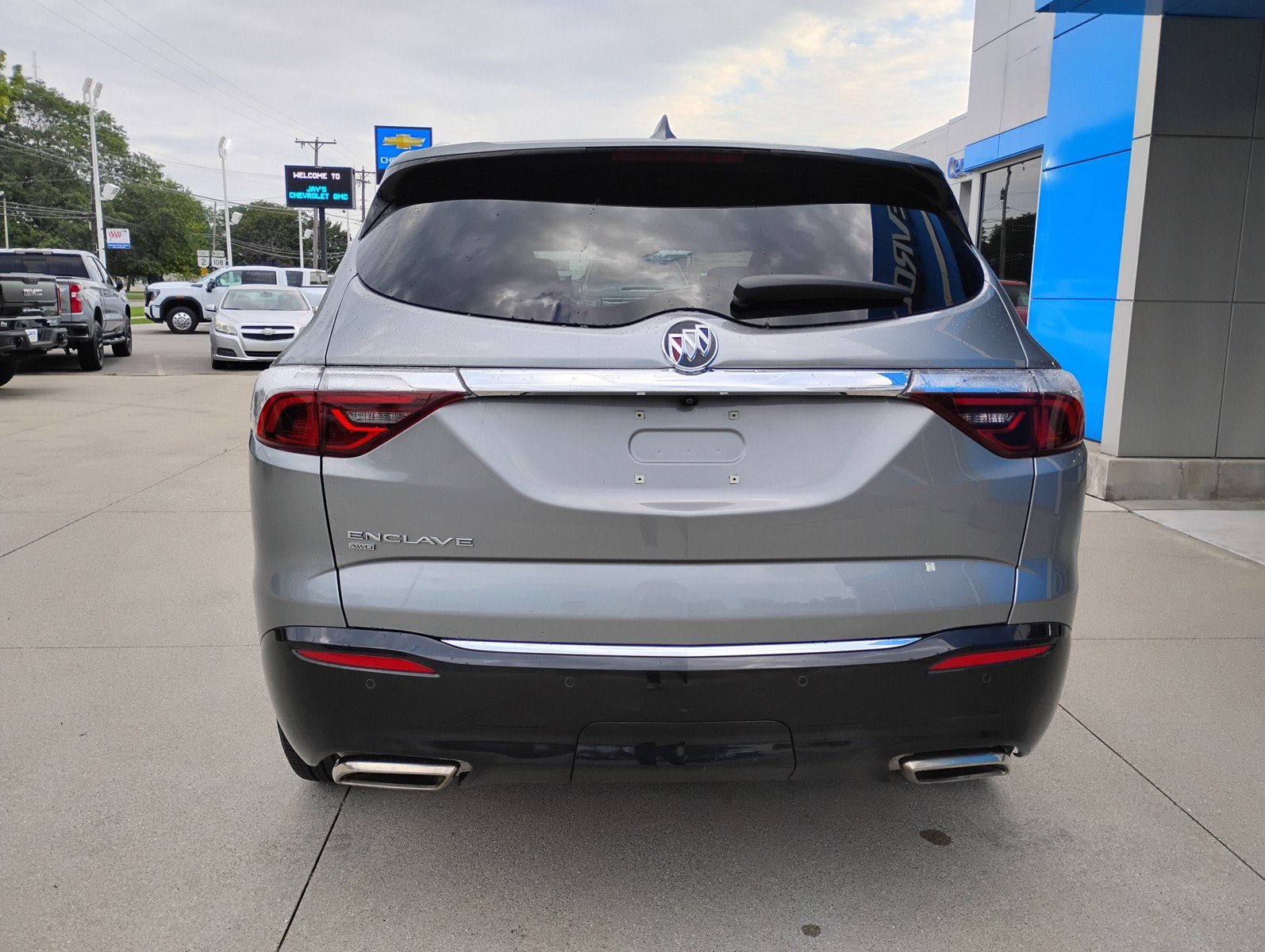 Used 2023 Buick Enclave Essence AWD/4WD image 16