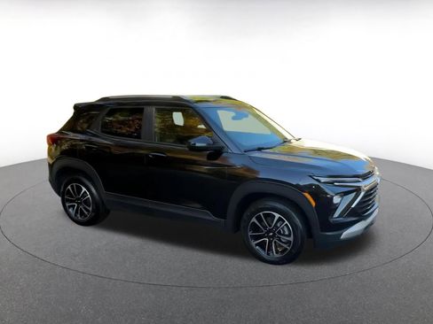 Used 2025 Chevrolet TrailBlazer LT image 2