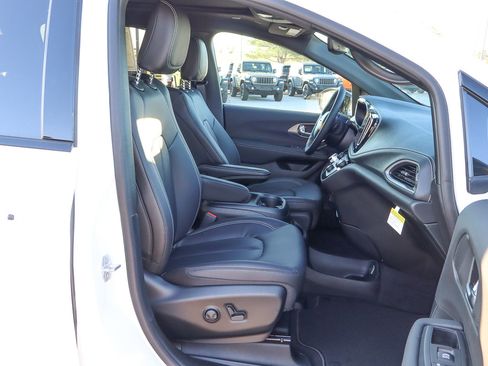 New 2026 Chrysler Pacifica Select image 32