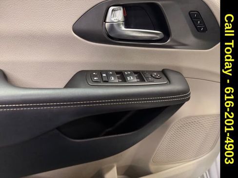 Used 2024 Chrysler Pacifica Touring-L image 25