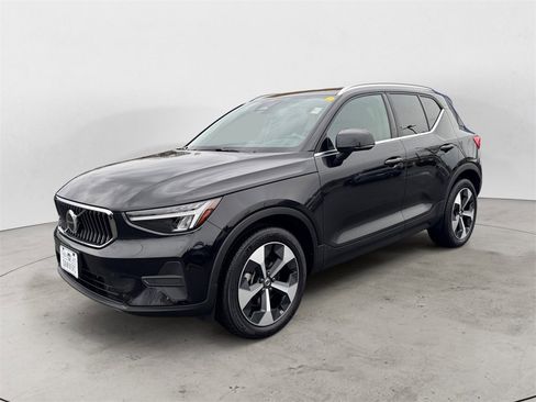 Certified 2025 Volvo XC40 B5 Core image 2