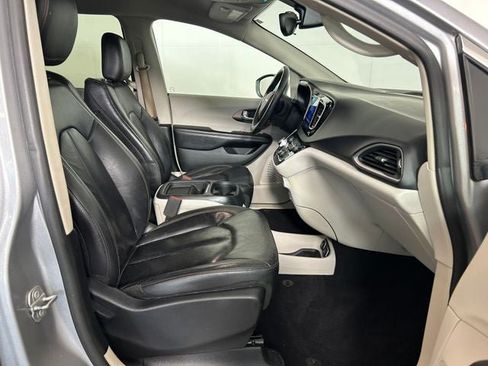 Used 2017 Chrysler Pacifica Touring-L FWD image 27