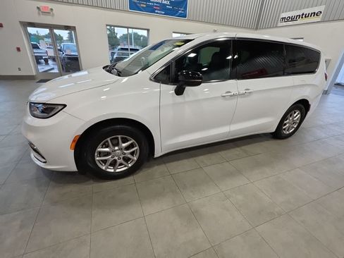 Used 2026 Chrysler Pacifica Select FWD image 14