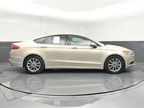 Used 2017 Ford Fusion SE w/ Fusion SE Technology Package FWD image 4