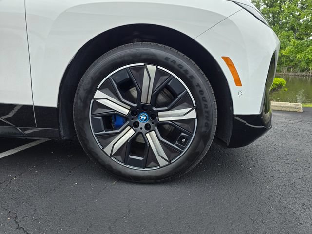 Used 2024 BMW iX xDrive50 w/ Sport Package AWD/4WD image 4