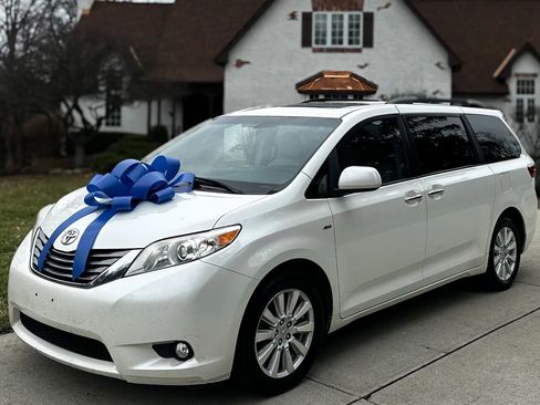 Used 2017 Toyota Sienna XLE Premium image 1