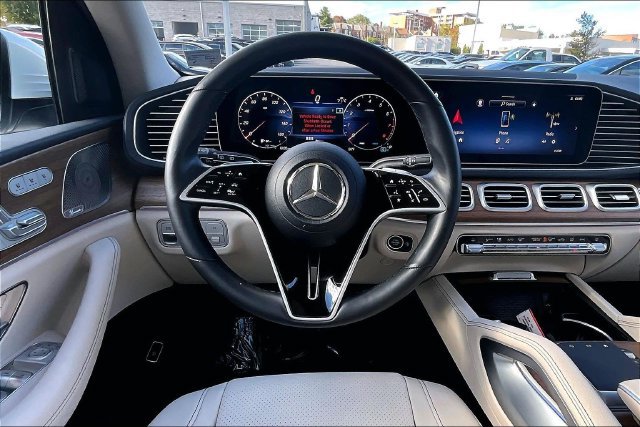 Used 2026 Mercedes-Benz GLS 450 4MATIC image 4