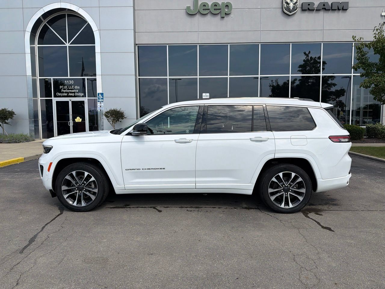 Used 2022 Jeep Grand Cherokee L Overland w/ Advanced Protech Group III AWD/4WD image 5