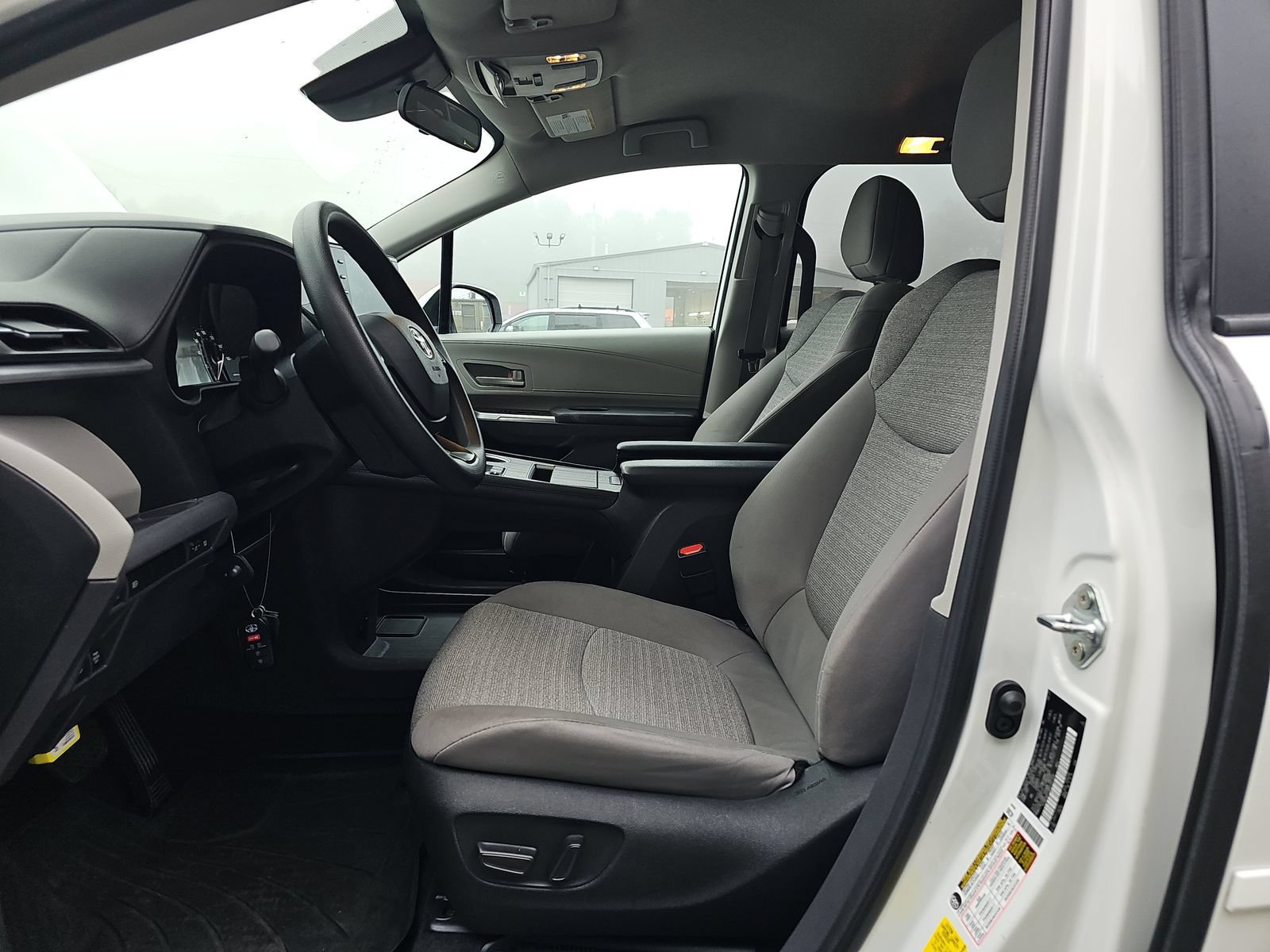 Used 2024 Toyota Sienna LE AWD/4WD image 7