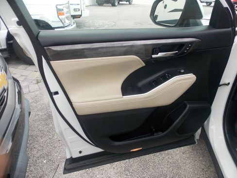 Used 2023 Toyota Highlander Limited FWD image 18