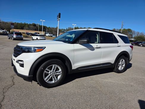 Used 2023 Ford Explorer XLT w/ Equipment Group 202A image 3