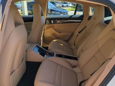 Used 2022 Porsche Panamera image 13