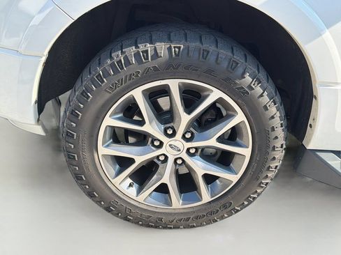 Used 2017 Ford Expedition XLT w/ Equipment Group 202A AWD/4WD image 10