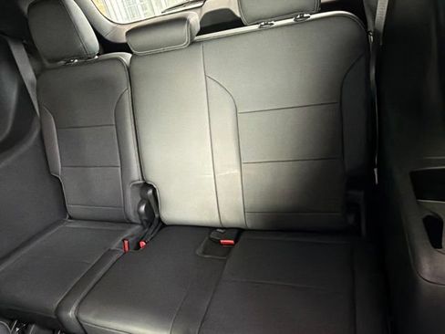 Used 2025 Buick Enclave Preferred AWD/4WD image 17